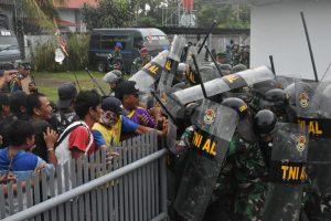 Lanal Bintan Diserbu Masyarakat Nelayan Pesisir Menuntut Pembebasan Dua  Nelayan Yang Ditahan Karena Melanggar Hukum