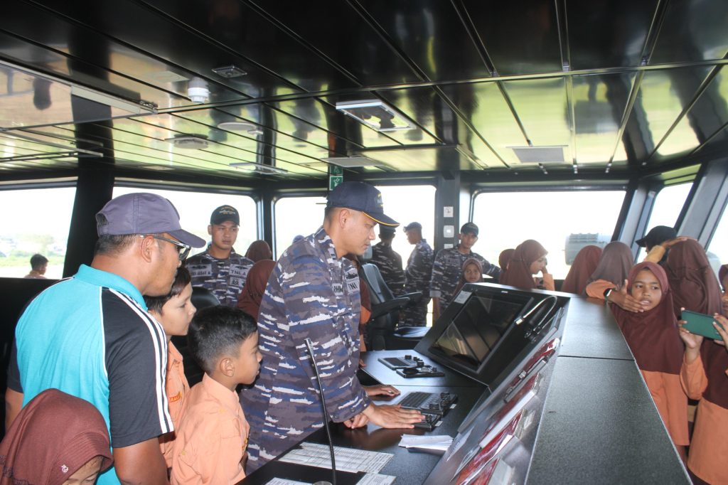 Bina Potensi Maritim, Lanal Lhokseumawe Ajak Pelajar SD Kunjungi KRI Bontang 907