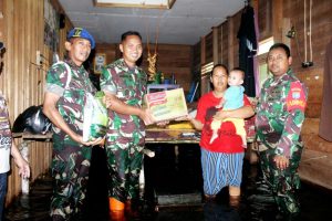 Respon Cepat Dandim 1012/Buntok Meninjau dan Memberi Bantuan Sembako Kepada Masyarakat Berdampak Banjir