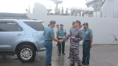 Lanal Bengkulu Sambut Kedatangan KRI Kurau-856 di Dermaga Pelindo II Bengkulu