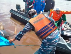 Prajurit Posbinpotmar TNI AL Kapuas Bersama Aparat Setempat Evakuasi Mayat Mengapung di Sungai Kapuas