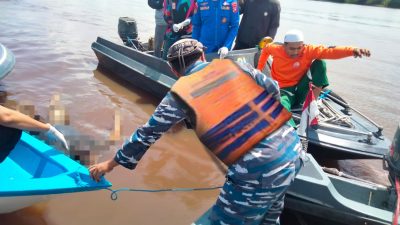 Prajurit Posbinpotmar TNI AL Kapuas Bersama Aparat Setempat Evakuasi Mayat Mengapung di Sungai Kapuas