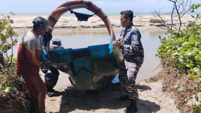Wujud Kepedulian TNI AL, Babinpotmar Lanal Bengkulu Bantu Nelayan Tarik Perahu  Ke Pinggir Pantai