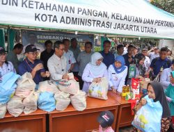 Masyarakat Nelayan Cilincing Serbu Paket Sembako Murah