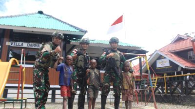 Satgas Yonif 509 Condromowo membangun kebersamaan dengan Masyarakat dan anak Papua.