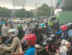 DPP GAAS Berbagi Takjil Bagi Pengendara Motor dan Sopir Angkot di Perempatan Grogol