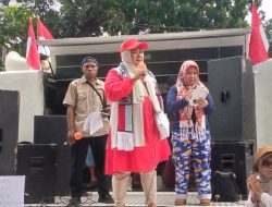 KETUA UMUM SRIKANDI ALIANSI FEDERASI PERJUANGAN INDONESIA (AFPI) IKUT DEMO MK DI PATUNG KUDA JAKARTA