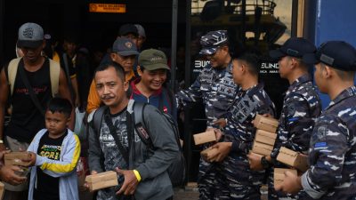 Danlanal beserta Prajurit Lanal Banjarmasin Berbagi Takjil Kepada Penumpang KM Dharma Rucitra I