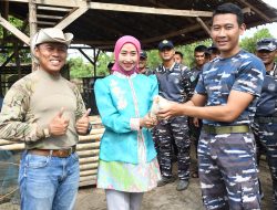Prajurit Lanal TBA Terima Ayam Hasil Ketahanan Pangan