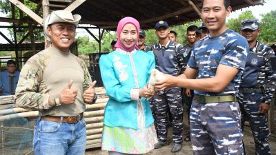 Prajurit Lanal TBA Terima Ayam Hasil Ketahanan Pangan