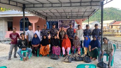 Dari Pulau Ke Pulau, Posal Jemaja Lanal Tarempa Berikan Sembako Lebaran