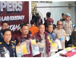 Polda Metro Jaya Grebek Pabrik Narkoba Rumahan di Taman Sunter Agung, Tangkap 4 Pelaku Pembuat Ekstasi