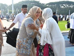 Komandan Lanal Bandung Bersama Forkopimda Provinsi Jawa Barat dan Warga Masyarakat Sholat Idul Fitri di Lapangan Gasibu Kota Bandung