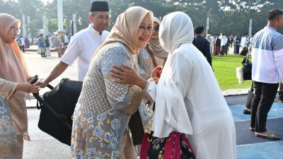 Komandan Lanal Bandung Bersama Forkopimda Provinsi Jawa Barat dan Warga Masyarakat Sholat Idul Fitri di Lapangan Gasibu Kota Bandung