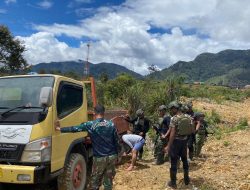 Satgas Yonif 509 Kostrad Gerak Cepat Bantu Truck Masyarakat Yang Ambles