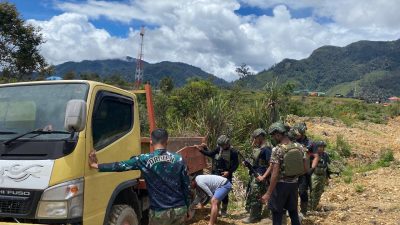 Satgas Yonif 509 Kostrad Gerak Cepat Bantu Truck Masyarakat Yang Ambles
