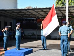 Komandan Lanal Bandung Pimpin Upacara Bendera 17’an