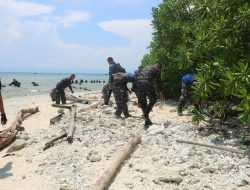Aksi Bersih Pantai di Pulau Tikus, Lanal Bengkulu Komitmen Dukung Program Laut Bersih di Provinsi Bengkulu
