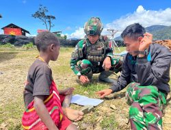 Personel Satgas Yonif 509 Kostrad Ajak Anak Papua Belajar di Pos