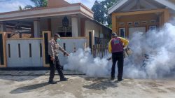 Antisipasi Penyebaran DBD, Polres Pesisir Barat Bersama UPTD Puskesmas krui Laksanakan Fogging di Pemukiman Masyarakat