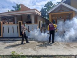 Antisipasi Penyebaran DBD, Polres Pesisir Barat Bersama UPTD Puskesmas krui Laksanakan Fogging di Pemukiman Masyarakat