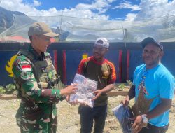 Generasi Muda Papua Bersemangat, Satgas Yonif 509 Kostrad Berikan Bantuan Dana Sekolah dan Pakaian.