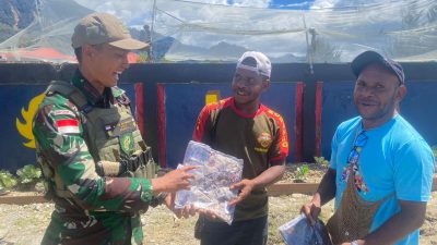 Generasi Muda Papua Bersemangat, Satgas Yonif 509 Kostrad Berikan Bantuan Dana Sekolah dan Pakaian.