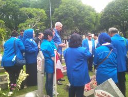 DPP Ikatan Pendukung Kemerdekaan Indonesia Tabur Bunga di Taman Makam Pahlawan Kalibata