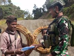 Berbagi  Alas Kaki dan Rosita (Borong Hasil Tani) di TK Bilogai Ajak Masyarakat Papua Semangat Beraktifitas