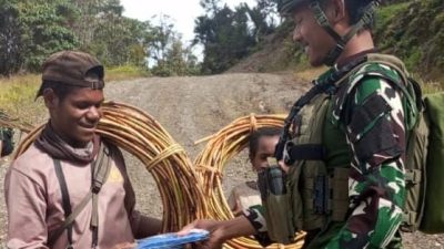 Berbagi  Alas Kaki dan Rosita (Borong Hasil Tani) di TK Bilogai Ajak Masyarakat Papua Semangat Beraktifitas