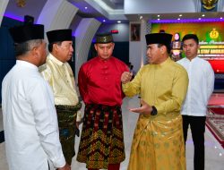 Danlanal Dumai Hadiri Prosesi Peminangan Penganugerahan Gelar Adat Melayu Kepada Kasal