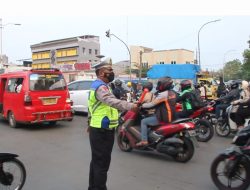Kanit Lantas Polsek Cakung AKP. Dwi Hari Setianto Bersama Personel Gelar Kegiatan Rutin Pengaturan Lalin Dan Urai Kepadatan Kendaraan