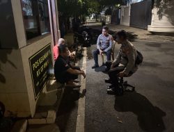 Anggota Binmas Sambang Pos Kamling Cempaka Putih Timur