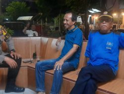 Aipda Suhartono Patroli Dialogis di Poskamling RW 10 Kelurahan Kebon Kacang