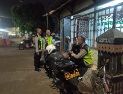 Anggota Polsek Cempaka Putih Sambang  Pos Kamling Di Rawasari