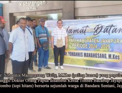 Masyarakat Jayapura Antusias Sambut Bacabup dr. Yohannis Manangsang di Bandara Sentani