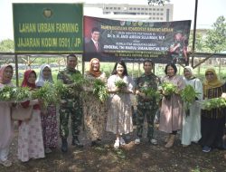 Persit Kodim 0501/JP Panen Sayur Mayur dan Cabe Hasil Kebun di Atas Aspal