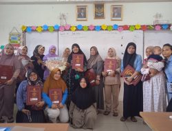Wali Kelas 2A SDN ANCOL 03 Bagikan Rapor Kenaikan Kelas