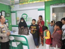 Kapolsek Metro Gambir Memberikan Santunan Kepada Anak Yatim Dan Dhuafa