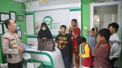 Kapolsek Metro Gambir Memberikan Santunan Kepada Anak Yatim Dan Dhuafa