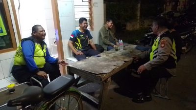 Bripka Suroto Sambangi Petugas Siskamling