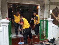 Bersih-Bersih Bersama Bhayangkara Polsek Metro Gambir Dalam Rangka Hari Bhayangkara Ke 78 Tahun 2024