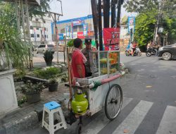 Briptu M Iqbal Berikan Himbauan Ke Pedagang Keliling