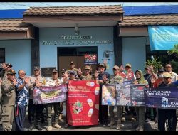 Anggota Binmas Polsek Johar Baru Woro-Woro Kamtibmas Ke Pemukiman Warga