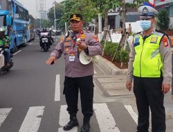Kapolsek Johar Baru Bersama Unit Lantas Polres Metro Jakarta Pusat Berikan Pengamanan Pengaturan Lalu Lintas