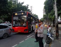 Personil Polsek Senen Berikan Pengamanan Pengaturan Lalu Lintas