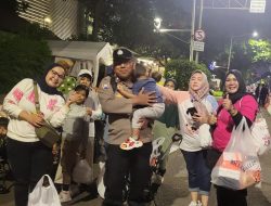 Bhabinkamtibmas Membantu Warga  Gondangdia Yang Menunggu Kedatangan Bus.