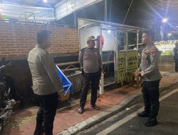 Patroli Wilayah Anggota Binmas Singgah Di Pos Keamanan Lingkungan.
