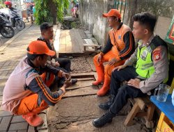 Anggota Unit Binmas Sampaikan Pesan Kamtibmas Ke Petugas PPSU.