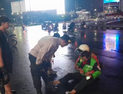 Aipda Mulyanto Patmor Sabhara Polsek Metro Menteng Membantu Korban Kecelakaan Sekitar Bunderan HI.